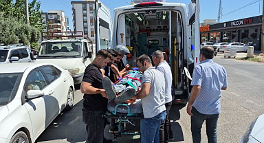 Motosiklet ile hafif ticari araç çarpıştı