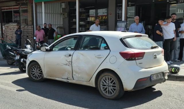 Motosiklet ile otomobil çarpıştı!