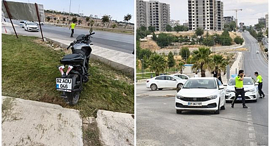 Motosiklet ile otomobil çarpıştı!