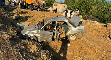 Otomobil şarampole devrildi