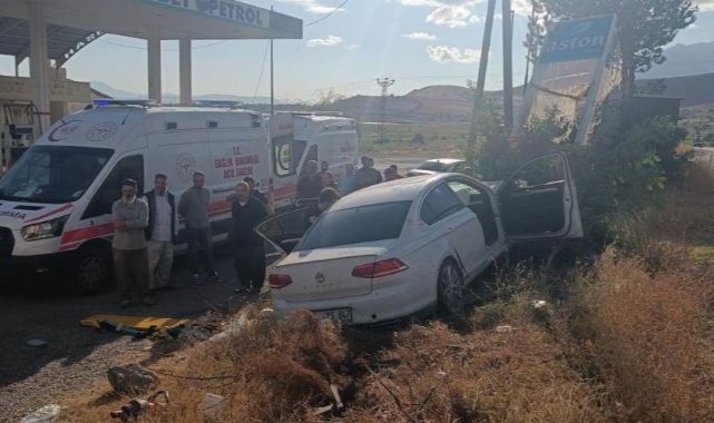 Otomobil yol kenarındaki ağaca çarptı! 