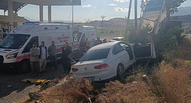 Otomobil yol kenarındaki ağaca çarptı! 