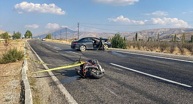 Otomobille çarpışan motosikletin sürücüsü öldü!