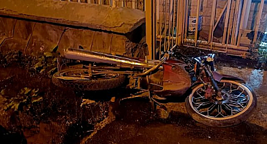 Park halindeki motosiklete çarptı