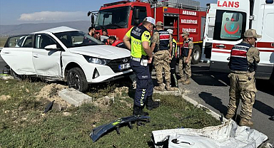 Pikap ve otomobil çarpıştı!
