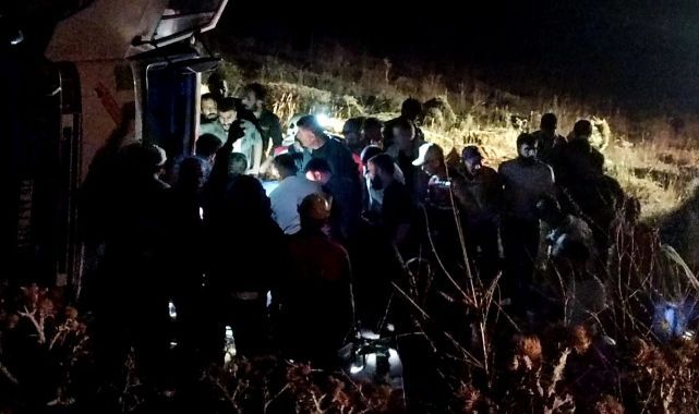Saman balyası yüklü kamyonet devrildi! 4 kişi yaralandı