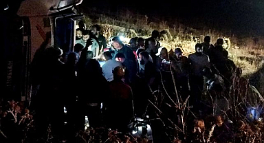Saman balyası yüklü kamyonet devrildi! 4 kişi yaralandı