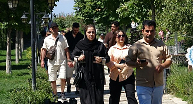 Savaş gerilimine rağmen sınırda turist hareketliliği