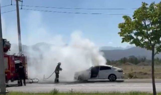 Servis yolunda kabus! Otomobil alev alev yandı