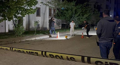 Silahla ateş ettiler, camları kırıp içeri girdiler!