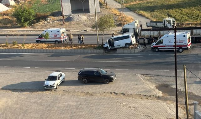 Feci kaza! Tır ve panelvan araç çarpıştı