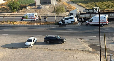 Tır ve panelvan araç çarpıştı
