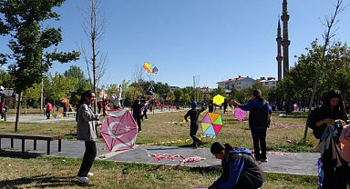 Uçurtmalar Gazze'deki çocuklar için havalandı