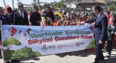 Uçurtmalar Gazzeli çocuklar için gökyüzünde