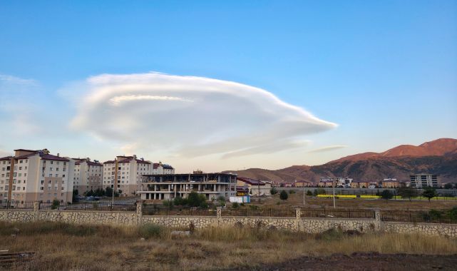 UFO'yu andıran mercek bulutu gökyüzünde görsel şölen yarattı