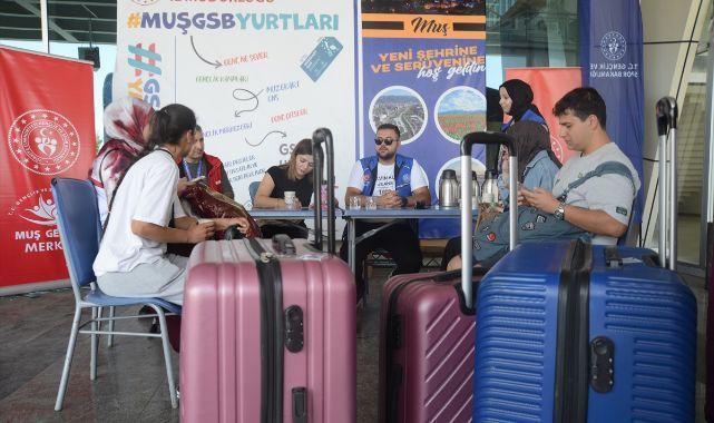 Üniversiteye başlayacak gençleri böyle karşıladılar