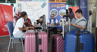 Üniversiteye başlayacak gençleri böyle karşıladılar