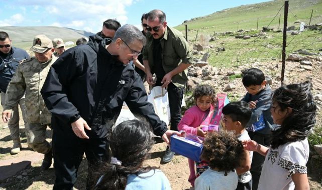 Vali Baruş, Dumlu Baba Yaylası’nda göçerlerle buluştu