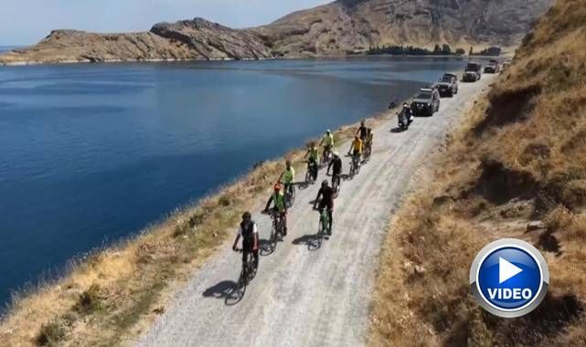 Van Gölü'nün saklı cennetine pedal çevirdiler