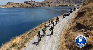 Van Gölü'nün saklı cennetine pedal çevirdiler