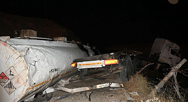 Zift yüklü tanker şarampole devrildi
