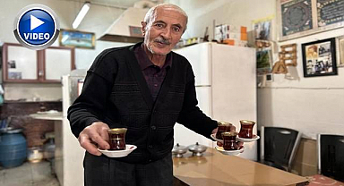1981 yılından bu yana aynı mekanda çay demliyor