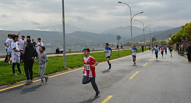 250 öğrenci atletizm pistinde yarıştı