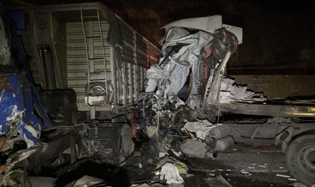 3 tır çarpıştı, ortalık savaş alanına döndü