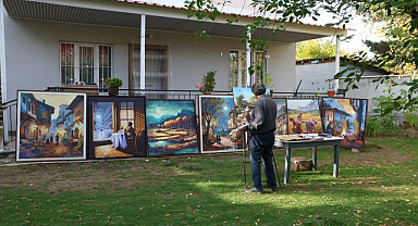 55 yıllık resim tutkusuyla evini sanat galerisine dönüştürdü
