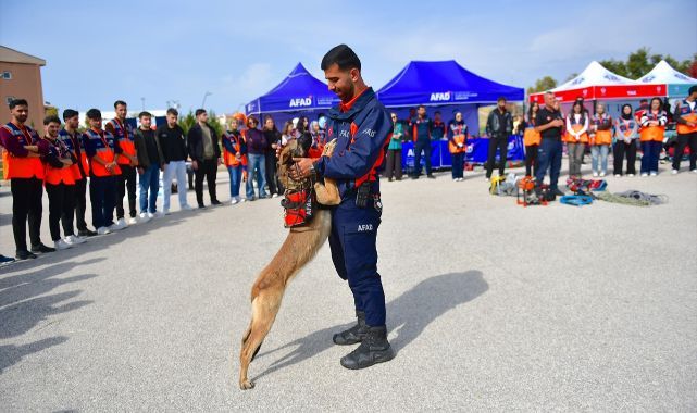 700 üniversite öğrencisi afetlere hazırlanıyor