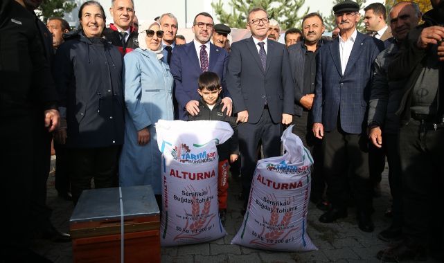  Afetten zarar gören çiftçilere tohum ve arı kovanı dağıtıldı