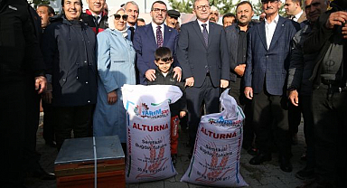  Afetten zarar gören çiftçilere tohum ve arı kovanı dağıtıldı