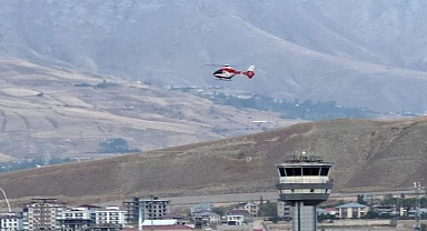 Ambulans helikopter küçük çocuk için havalandı