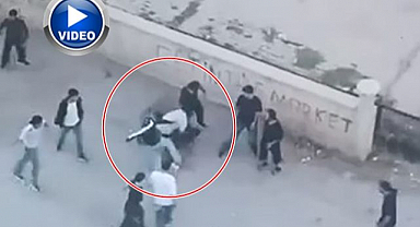 Aralarına aldıkları şahsı öldüresiye dövdüler! O anlar kameraya yansıdı