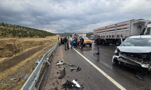 Bariyerlere çarpan otomobildeki 2 kişi yaralandı