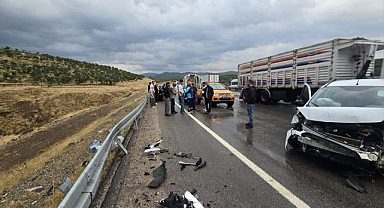 Bariyerlere çarpan otomobildeki 2 kişi yaralandı