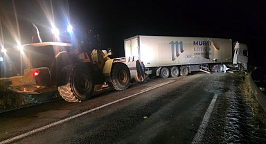 Bariyerlere çarpan tır yolu kapattı!