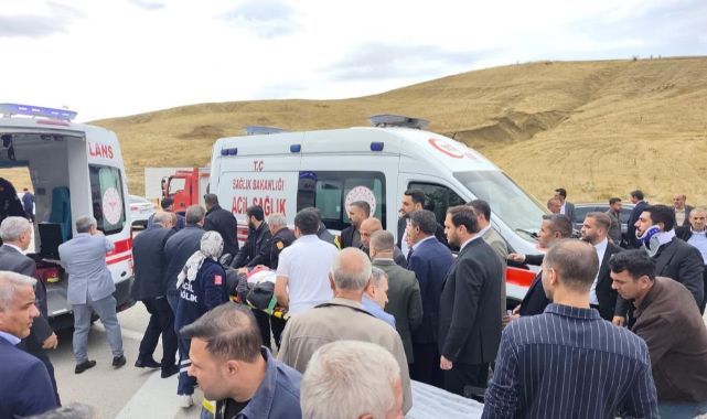 Başkanın konvoyunda kaza: Yaralılara doktor vekil müdahale etti