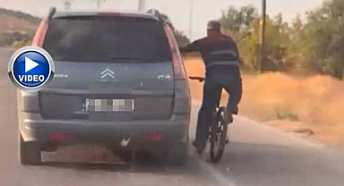 Bisiklet sürücüsünün tehlikeli yolculuğu kamerada!