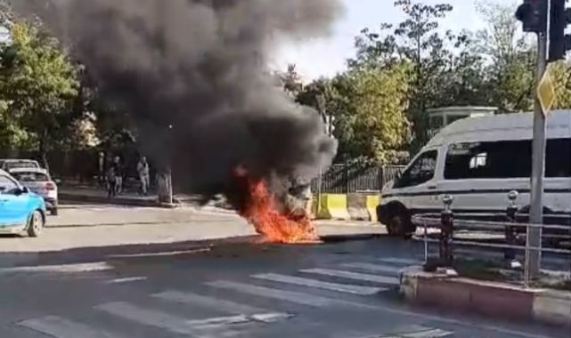 Çarpışmanın etkisiyle alevlere teslim oldu   