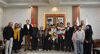 Çiçeklerle karşılandılar
