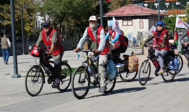 Çocuklar için pedal çeviriyorlar