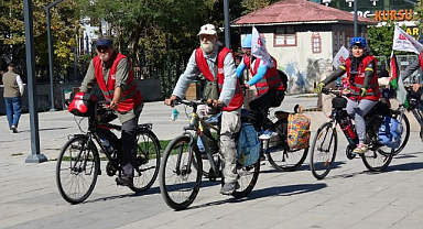 Çocuklar için pedal çeviriyorlar