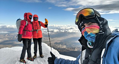 Dağcılar karla kaplı zirveye ulaştı