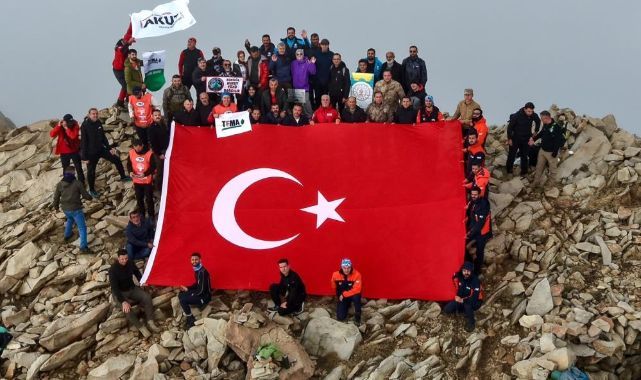 Dağcılardan Cumhuriyet için zirve tırmanışı