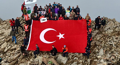 Dağcılardan Cumhuriyet için zirve tırmanışı