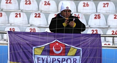 Deplasman tribününde tek başına!