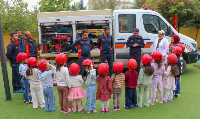 Depremi yaşayan gençlerden miniklere hayat kurtaran eğitim