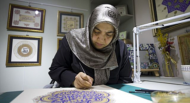 Depremin yaralarını sanatı ile sardı