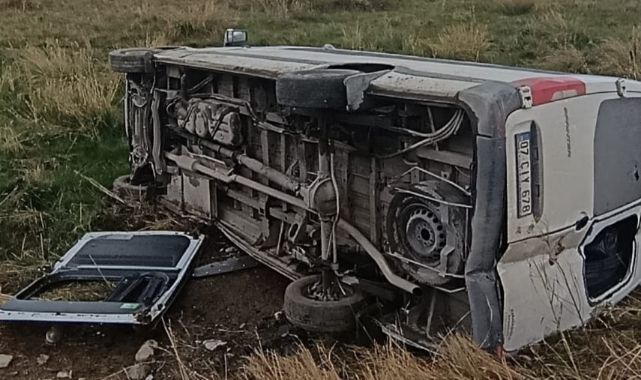 Devrilen minibüsten sağ çıktılar!